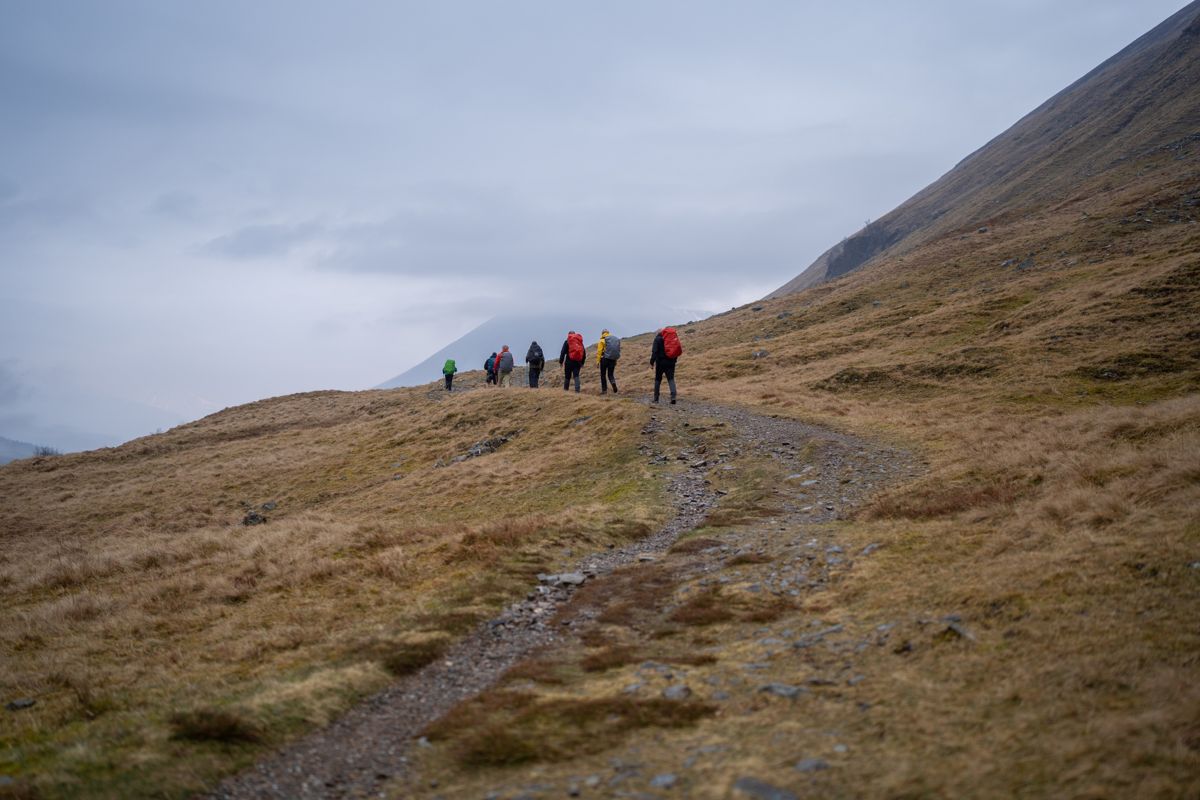 Een groep wandelaars op een pad over de heide van Rannoch Moor