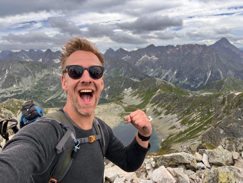 Sierk Rijkeboer juicht op een bergtop